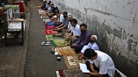 Warga di Ibu Kota juga turut melaksanakan salat Id di salah satu gang sempit yang ada di kawasan permukiman padat penduduk di Jakarta. AP Photo/Dita Alangkara.  