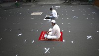 Pelaksanaan salat Id tersebut menerapkan protokol kesehatan yang ketat mulai dari mewajibkan jemaah menggunakan masker hingga menerapkan jaga jarak atau physical distancing. AP Photo/Dita Alangkara.