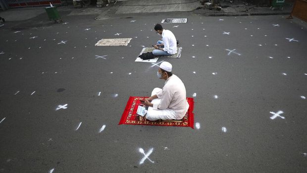 Sejumlah umat Islam di berbagai daerah Indonesia melaksanakan salat Idul Fitri hari ini. Salat Id digelar di stasiun kereta hingga di Gumuk Pasir