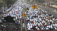 Warga Bekasi melaksanakan salat Idul Fitri di salah satu ruas jalan yang ada di kawasan tersebut, Kamis (13/5/2021). AP Photo/Achmad Ibrahim.
