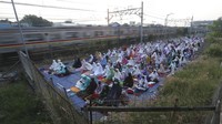Sejumlah warga melaksanakan salat Id di pinggir rel kereta yang berada di kawasan Bekasi, Jawa Barat. AP Photo/Achmad Ibrahim.