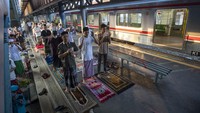 Sejumlah umat Islam melaksanakan Shalat Idul Fitri di peron Stasiun KA Kampung Bandan, Jakarta, Kamis (13/5/2021). ANTARA FOTO/Aditya Pradana Putra.