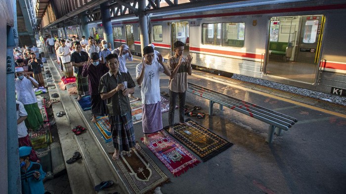 Sejumlah umat Islam di berbagai daerah Indonesia melaksanakan salat Idul Fitri hari ini. Salat Id digelar di stasiun kereta hingga di Gumuk Pasir