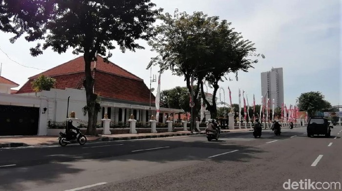 Menengok Suasana di Kota Pahlawan Saat Hari Pertama Lebaran Sejumlah ruas jalan di Kota Surabaya tampak lengang di hari pertama Lebaran. Tak banyak kendaraan terlihat wara-wiri di jalan-jalan Kota Pahlawan.