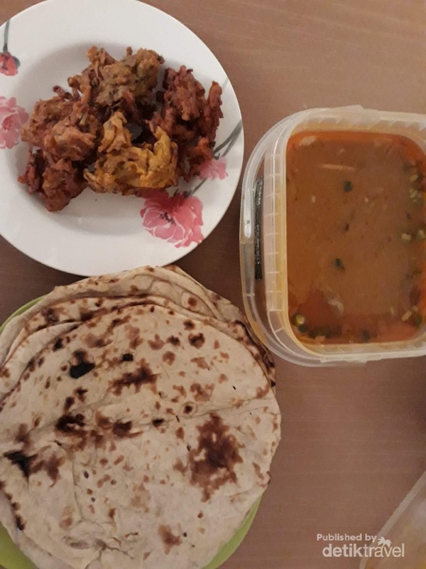 Lamb Tikka Masala dan Naan Bread yang diberikan gratis oleh restoran Pakistan untuk buka puasa