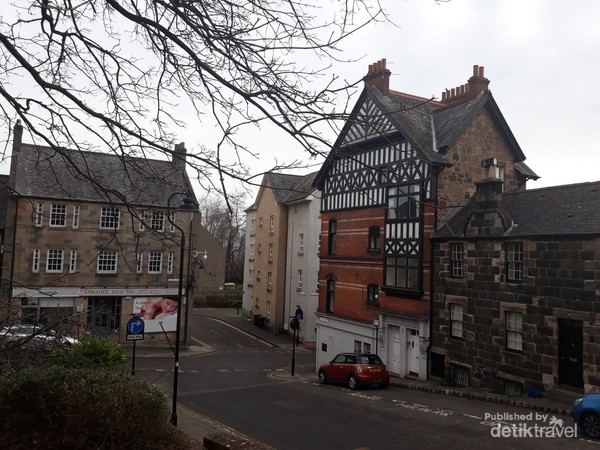 Sebuah bangunan unik khas English Country House dengan Tudor Style yang menawan
