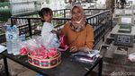Meski Ditutup, Warga Tetap Ziarah ke TPU Sirnaraga Bandung