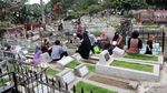 Meski Ditutup, Warga Tetap Ziarah ke TPU Sirnaraga Bandung