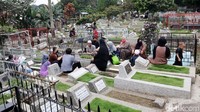 Meski ditutup, masih ada warga yang berziarah di TPU Sirnaraga, Kota Bandung, Jawa Barat.