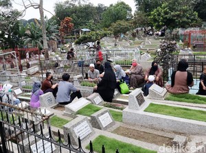 5 Doa Ziarah Kubur Orang Tua Lengkap Bacaan Arab, Latin dan Terjemahan