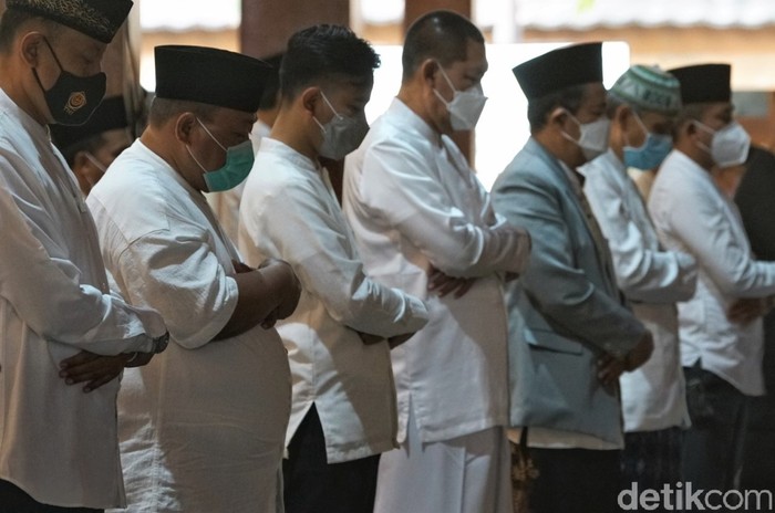 Wali Kota Solo Gibran Rakabuming Raka melaksanakan salat Id di Pendopo Balai Kota Solo. Putra sulung Jokowi itu tampak salat Id bersama sejumlah masyarakat Solo
