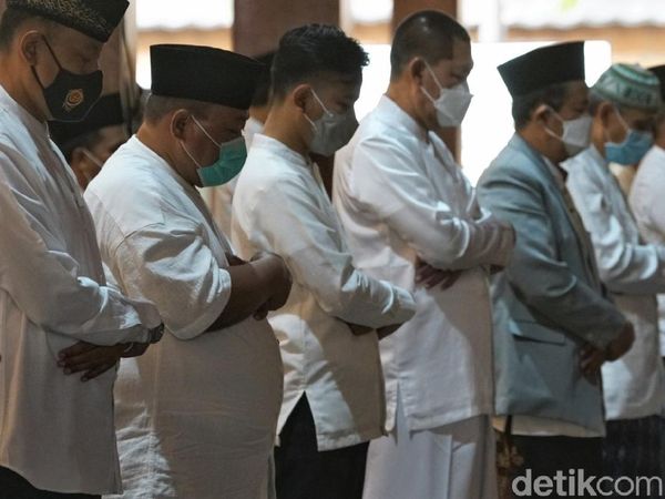 Momen Gibran Salat Id di Pendopo Balai Kota Solo