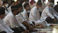Pelaksanaan salat Id tersebut menerapkan sejumlah protokol kesehatan, salah satunya mewajibkan para warga yang hendak salat Idul Fitri untuk mengenakan masker.