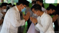 Seusai melaksanakan salat Id Gibran pun bersilaturahmi dengan para jemaah lainnya. Sementara itu, silaturahmi dengan keluarga besar Presiden Joko Widodo akan dilakukan secara virtual.