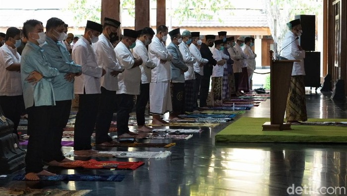 Wali Kota Solo Gibran Rakabuming Raka melaksanakan salat Id di Pendopo Balai Kota Solo. Putra sulung Jokowi itu tampak salat Id bersama sejumlah masyarakat Solo