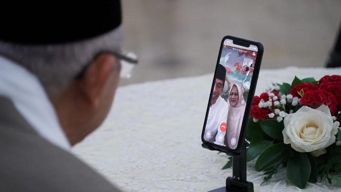 Momen Jokowi-Iriana dan Maruf-Wury silaturahmi lewat video call