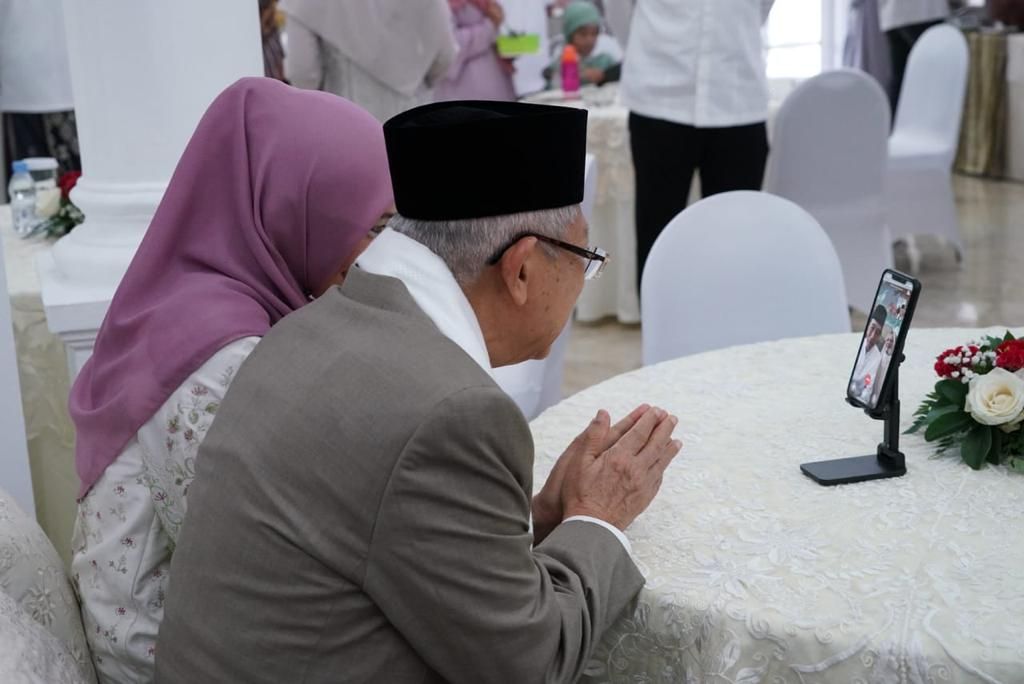 Momen Jokowi-Iriana dan Ma'ruf-Wury silaturahmi lewat video call