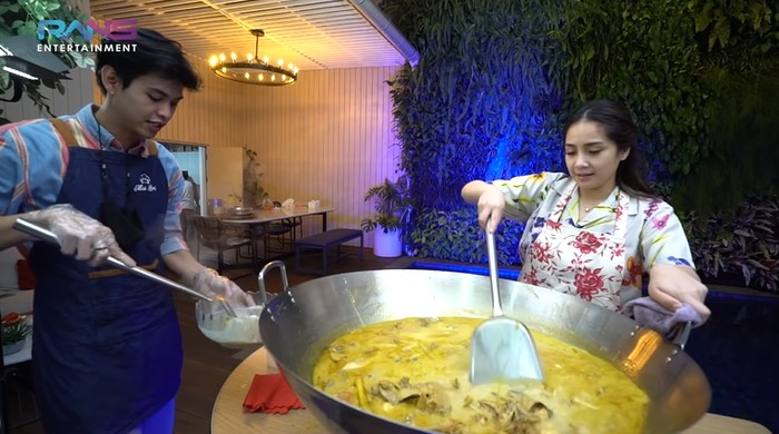 Nagita Slavina Masak Opor Ayam Nagita Slavina Masak Opor Ayam Pakai 10 Ekor Ayam Kampung.