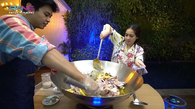 Nagita Slavina Masak Opor Ayam Pakai 10 Ekor Ayam Kampung.