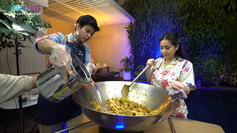 Nagita Slavina Masak Opor Ayam Pakai 10 Ekor Ayam Kampung.
