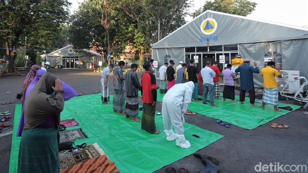 RS Lapangan Indrapura gelar salat Id bersama nakes, relawan, hingga pasien COVID-19. Salat Id dilaksanakan dengan terapkan protokol kesehatan.