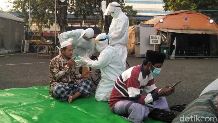 RS Lapangan Indrapura gelar salat Id bersama nakes, relawan, hingga pasien umum dan TKI positif COVID-19. Pelaksanaan salat Id terapkan prokes ketat.