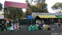 Puluhan pasien dan TKI Positif COVID-19 serta nakes di RS Lapangan Indrapura (RSLI) menggelar salat id hari ini, Surabaya, Jawa Timur, Kamis (13/5/2021).
