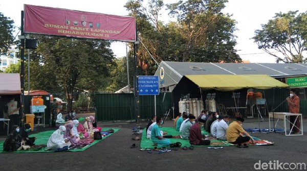 Nakes hingga TKI Positif COVID-19 Salat Id Bareng di RSLI Surabaya