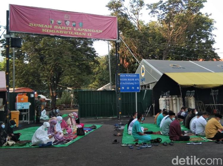 Nakes hingga TKI Positif COVID-19 Salat Id Bareng di RSLI Surabaya
