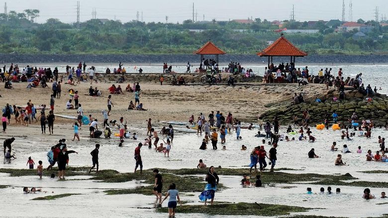Pantai Sanur Ramai di Hari Pertama Lebaran Wisatawan menikmati suasana liburan di Pantai Sanur, Denpasar, Bali, Kamis (13/5/2021). Obyek wisata yang dicanangkan sebagai kawasan zona hijau tersebut ramai dikunjungi wisatawan lokal pada liburan Idul Fitri 1442 Hijriah. ANTARA FOTO/Nyoman Hendra Wibowo/rwa.