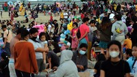 Mereka memilih Pantai Sanur karena ombaknya aman untuk bermain air.