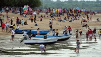 Pantai Sanur, Bali, ramai pengunjung pada hari pertama Idul Fitri 1442 H.
