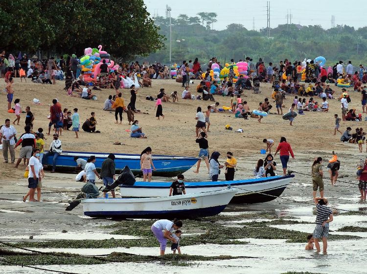Pantai Sanur Ramai di Hari Pertama Lebaran