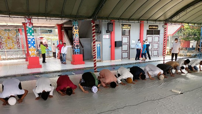 Para warga binaan sujud syukur setelah mendapatkan remisi khusus Idul Fitri (Foto: Muhammad Budi Kurniawan/Detikcom)