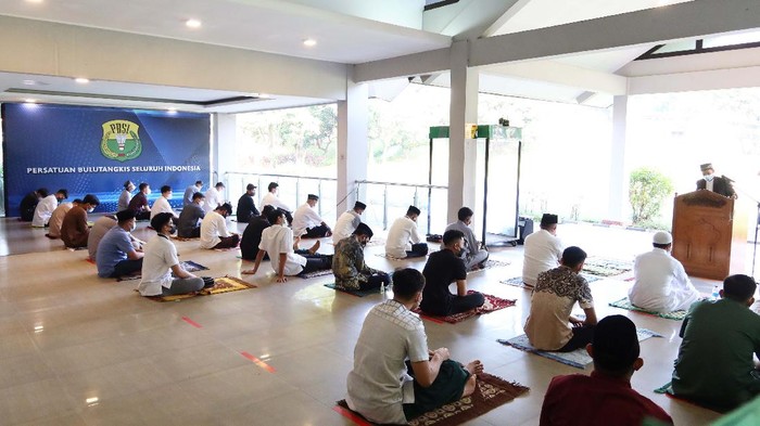 Atlet Pelatnas PBSI tak bisa leluasa menjalankan salat Idul Fitri seperti masyarakat umumnya. Mereka beribadah di lobi Pelatnas.