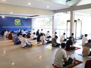 Atlet PBSI Salat Idul Fitri di Lobi Pelatnas Cipayung