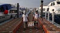 Sejumlah penumpang berjalan keluar pelabuhan usai melakukan penyeberangan dari Kepulauan Seribu.