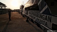 Hampir tak ada petugas di berjaga di pelabuhan pada Rabu (12/5) sore. Hanya satu-dua anggota polisi di posnya dan terlihat seorang anggota TNI di sana.
