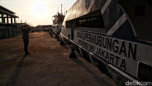 Hampir tak ada petugas di berjaga di pelabuhan pada Rabu (12/5) sore. Hanya satu-dua anggota polisi di posnya dan terlihat seorang anggota TNI di sana. Hampir tak ada petugas di berjaga di pelabuhan pada Rabu (12/5) sore. Hanya satu-dua anggota polisi di posnya dan terlihat seorang anggota TNI di sana.