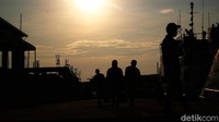 Menurut seorang staf Dinas Perhubungan DKI Jakarta, aktivitas paling ramai ada di pagi hari.