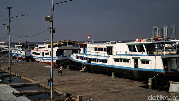 Salah satu anak buah kapal di Pelabuhan Kaliadem Muara Angke menyebut bahwa biasanya pada hari H lebaran, tiada penumpang yang menyeberang ke Kepulauan Seribu. Aktivitas libur lebaran baru dimulai di H+2 atau 3. Salah satu anak buah kapal di Pelabuhan Kaliadem Muara Angke menyebut bahwa biasanya pada hari H lebaran, tiada penumpang yang menyeberang ke Kepulauan Seribu. Aktivitas libur lebaran baru dimulai di H+2 atau 3.
