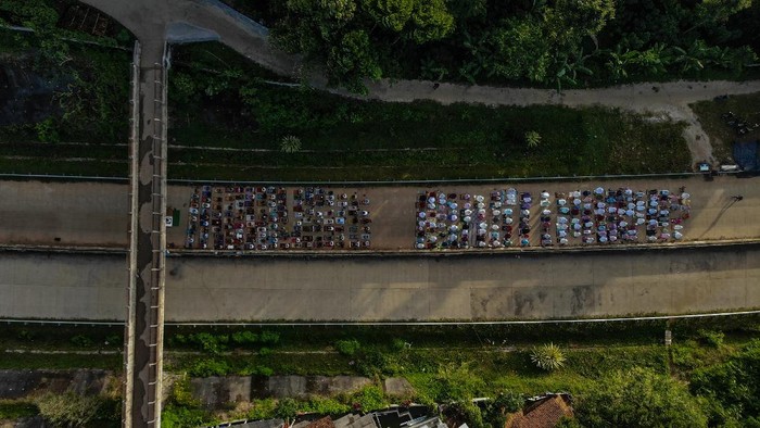 Penampakan Salat Idul Fitri Jalan Tol Cisumdawu Sejumlah warga di Kabupaten Sumedang, Jabar, melaksanakan salat Idul Fitri di ruas jalan Tol Cileunyi-Sumedang-Dawuan (Cisumdawu). Berikut potretnya.