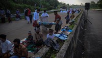 Warga menggelar alas shalat untuk melaksanakan Shalat Idul Fitri di ruas Jalan Tol Cileunyi-Sumedang-Dawuan (Cisumdawu) di Pamulihan, Kabupaten Sumedang, Jawa Barat.