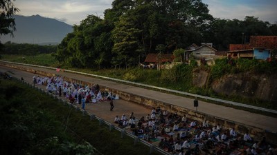 Penampakan Salat Idul Fitri di Jalan Tol Cisumdawu