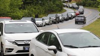 Diketahui, warga di belasan negara bagian Amerika Serikat, mulai dari Florida hingga Virginia, ramai-ramai mendatangi pompa bensin untuk menimbun minyak. AP Photo/Ethan Hyman.