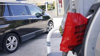 Sementara itu, serangan ransomware yang terjadi pada Colonial Pipeline, Jumat (7/5) lalu mengakibatkan perusahaan itu menutup seluruh jaringannya yang kemudian berdampak pada terhambatnya pasokan di negara bagian timur. AP Photo/Marta Lavandier. 