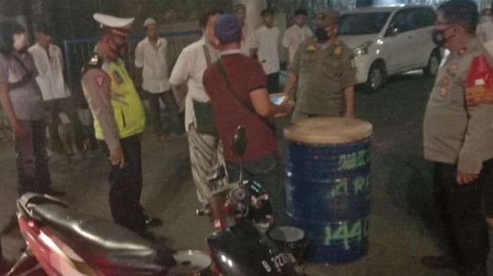 Polisi amakan sejumlah pemuda nekat takbir keliling di Jaktim (Instagram @tmcpoldametro)