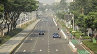 Namun, pemandangan berbeda terlihat hari ini, ruas-ruas jalan di Ibu Kota yang biasanya ramai oleh kendaraan tampak lengang di kala Lebaran.