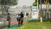 Sebagian besar pengguna jalan yang wara-wiri di ruas jalanan Ibu Kota adalah para pesepeda yang memanfaatkan sepinya ruas-ruas jalan di Jakarta untuk bersepeda.  