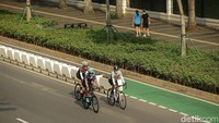 Ada pula sejumlah warga yang jogging maupun jalan santai di trotoar Ibu Kota saat Jakarta lengang di hari pertama Lebaran.